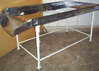 Mesa revestida inox com calha (bocal descarga), bordas e nivelamento nos pés - MTRI -1018 - BN