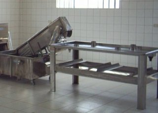 Mesa Manipulação Reforçada com bocais e suporte caixas- MIER-1018-4B