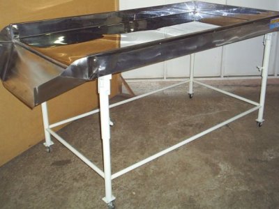 Mesa revestida inox com calha (bocal descarga), bordas e nivelamento nos pés - MTRI -1018 - BN